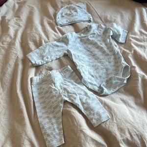 Kith Baby Newborn Set Size 0-3 months, onesie hat and pants